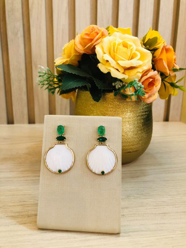BRINCO CONCHA COM ZIRCONIAS VERDE