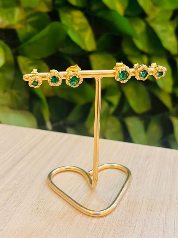 BRINCO TRIO FLOR CRAVEJADA COM ZIRCONIA VERDE