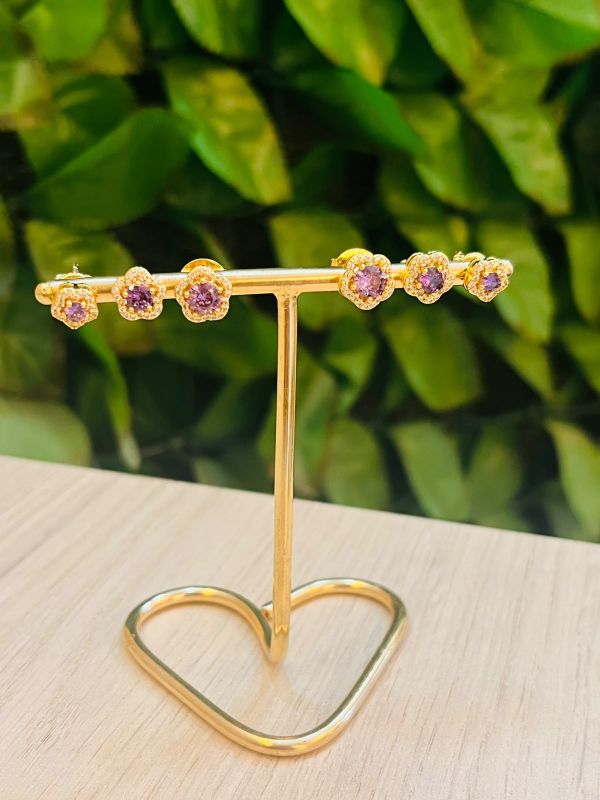 BRINCO TRIO FLOR CRAVEJADA COM ZIRCONIA ROXO