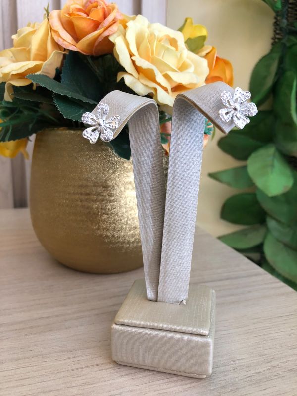 BRINCO FLOR CRAVEJADA LISA COM BOLINHA