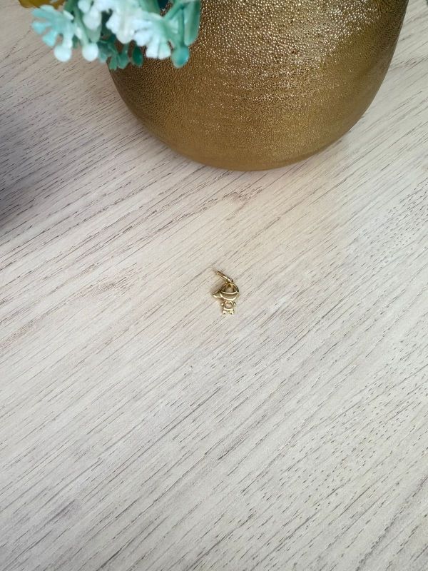 PINGENTE MENINO VAZADO COM BONÉ