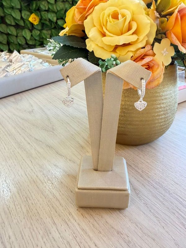 BRINCO ARGOLINHA COM CORAÇÃO CRAVEJADO