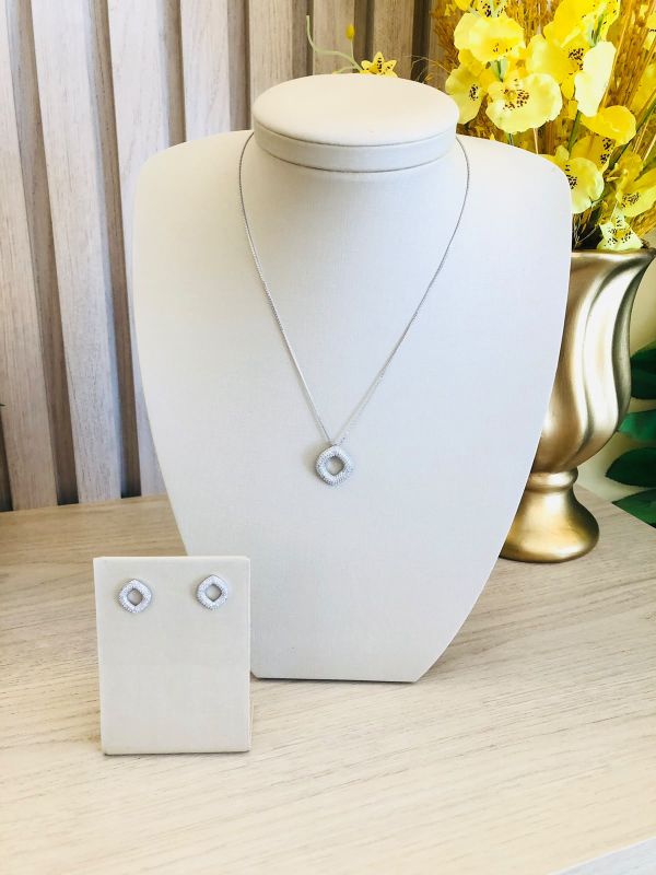 CONJUNTO CRAVEJADO OVAL VAZADO