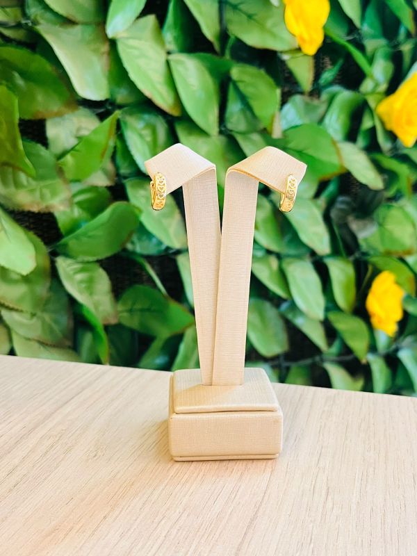 BRINCO ARGOLA PEQUENA COM CORAÇÕES