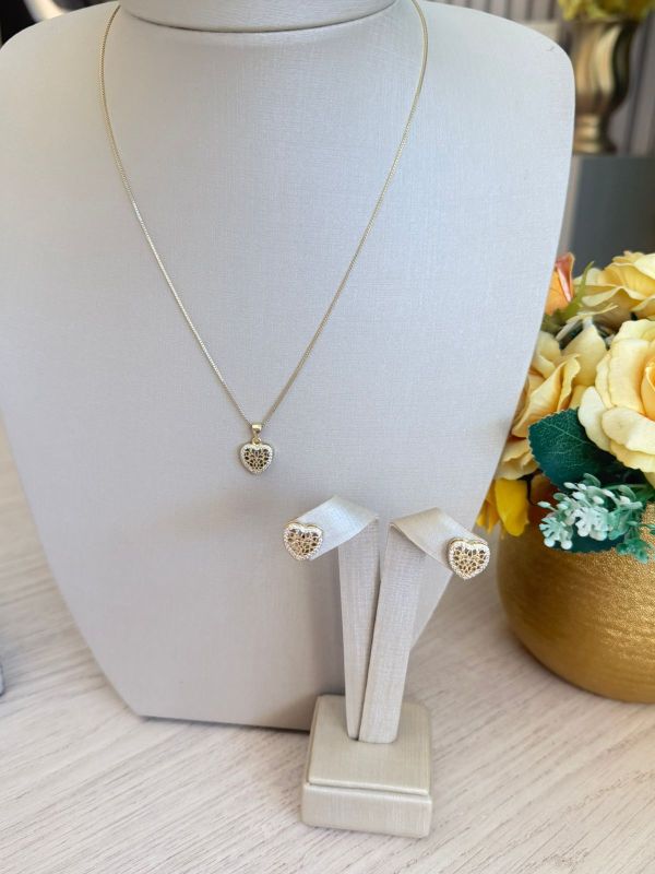 CONJUNTO DE BRINCO E COLAR DE CORAÇÃO
