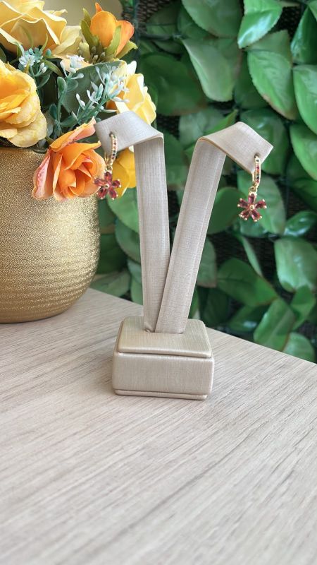 BRINCO ARGOLA COM FLOR CINCO PETALAS