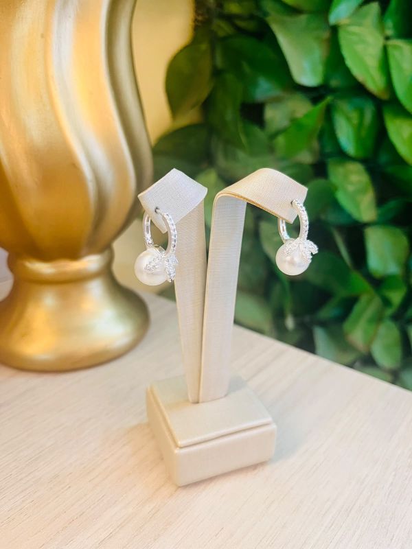 BRINCO ARGOLA COM PEROLA