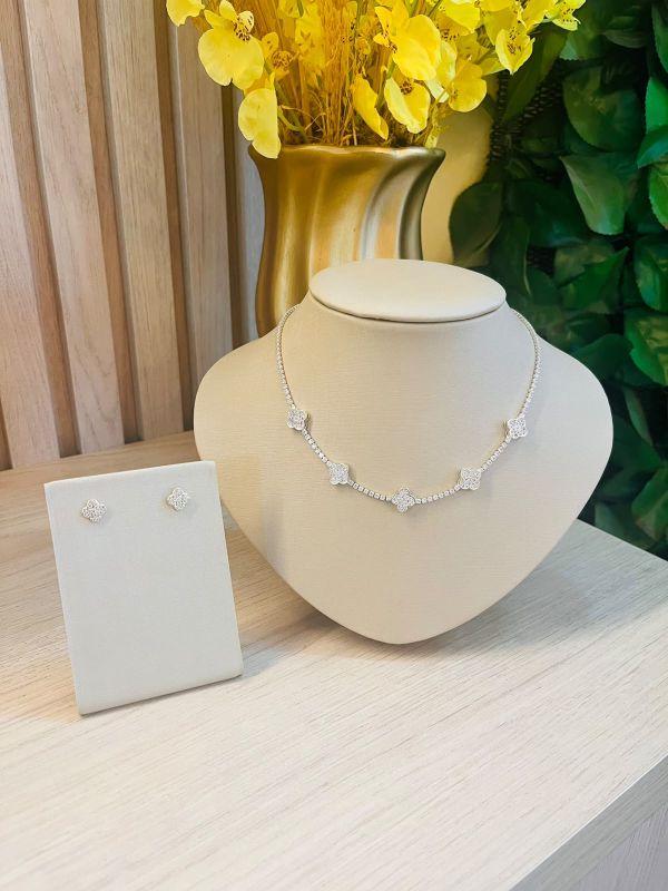 CONJUNTO VAN CLIFF CRAVEJADO