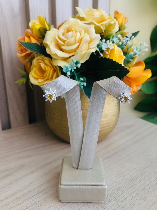 BRINCO FLOR AMARELA PEDRA DE ZIRCONIA PRATA