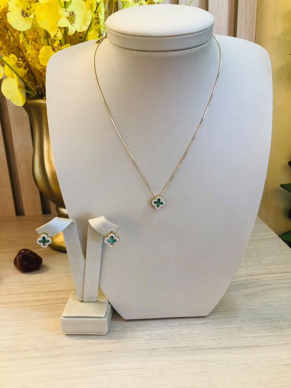CONJUNTO VAN CLIFF CRISTAL VERDE CRAVEJADO