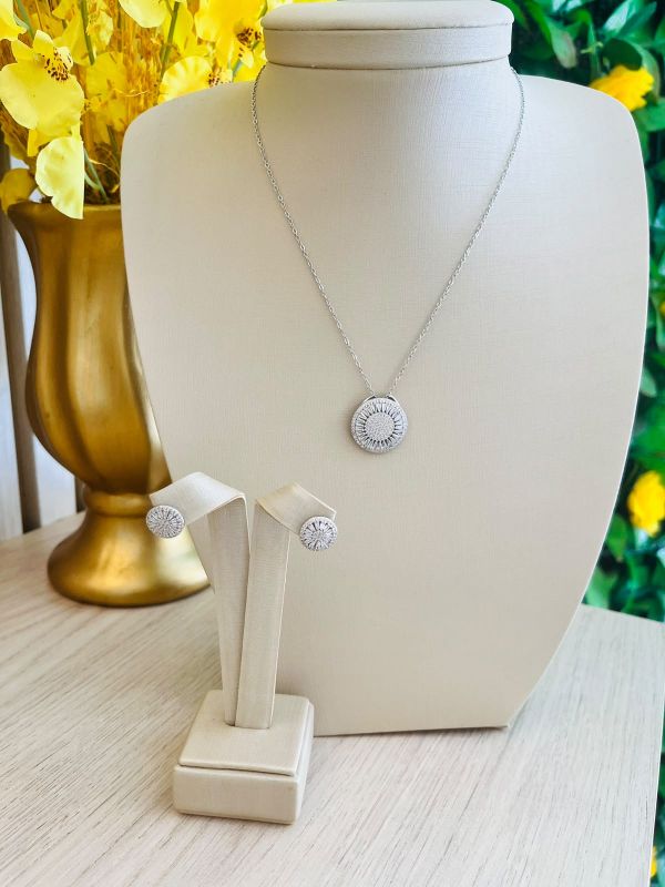 CONJUNTO CIRCULO CRAVEJADO COM ZIRCONIA