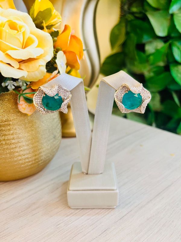 BRINCO PEDRA VERDE FLOR CRAVEJADA