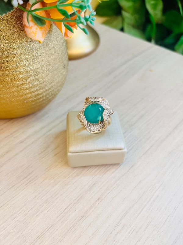 ANEL PEDRA VERDE FLOR CRAVEJADA