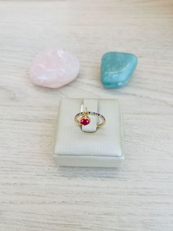 ANEL FINO COLORIDO PINGENTE DE PEDRA VERMELHA