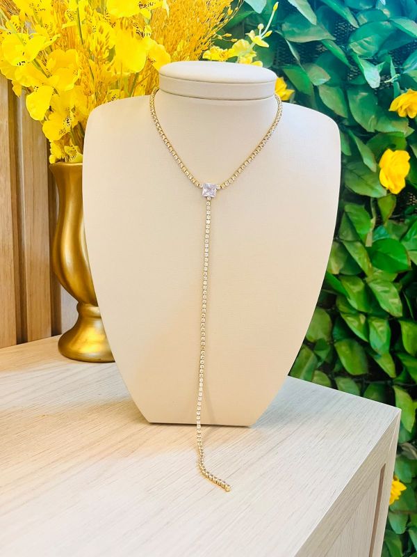 CHOKER RIVIERA COM PONTA LONGA