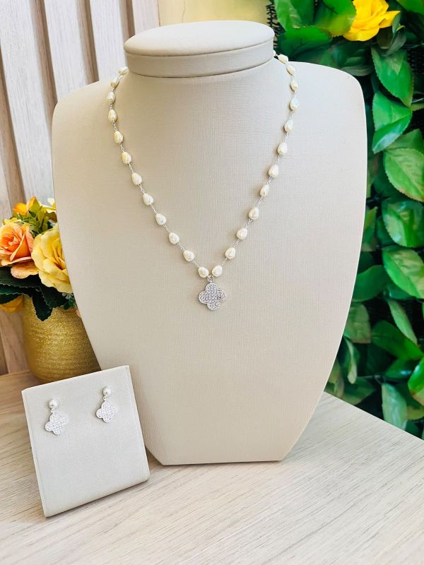CONJUNTO TREVO CRAVEJADO E PEROLAS