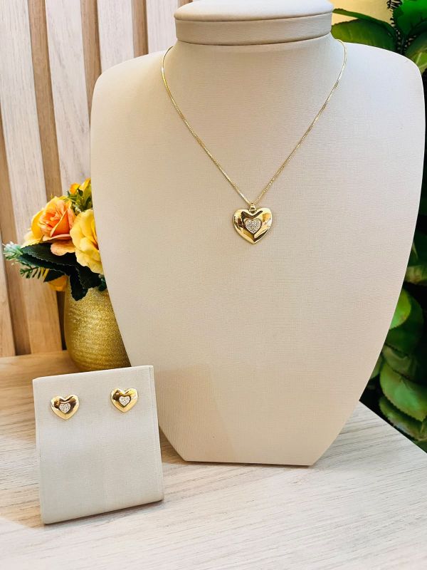 CONJUNTO DE CORAÇÃO COM PEDRINHA