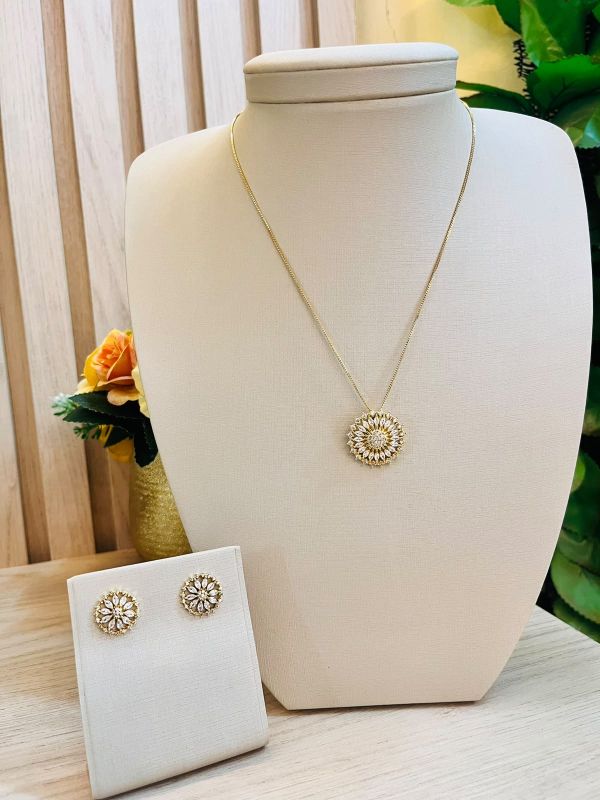 CONJUNTO REDONDO CRAVEJADO