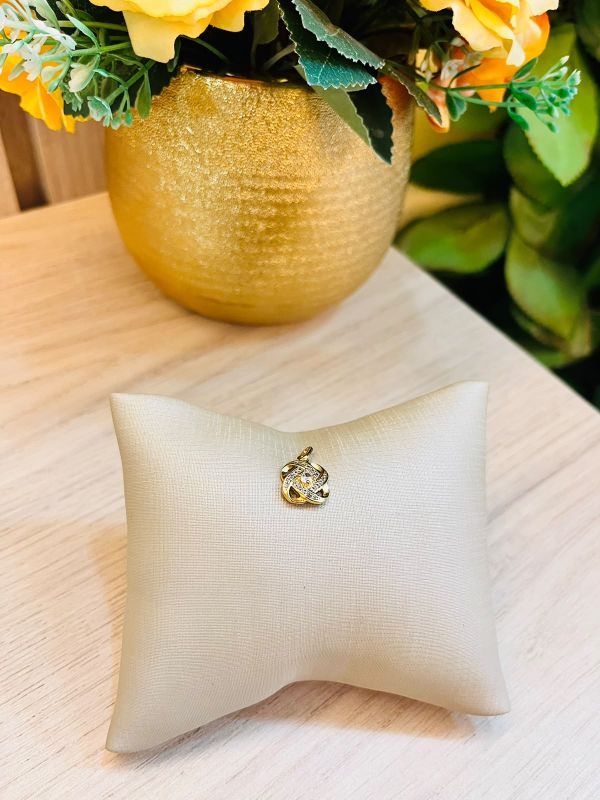 PINGENTE ENTRELAÇADO COM CRAVEJADO E PEDRA