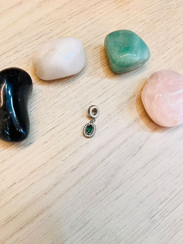 BERLOQUE COM PEDRA VERDE E CRAVEJADO