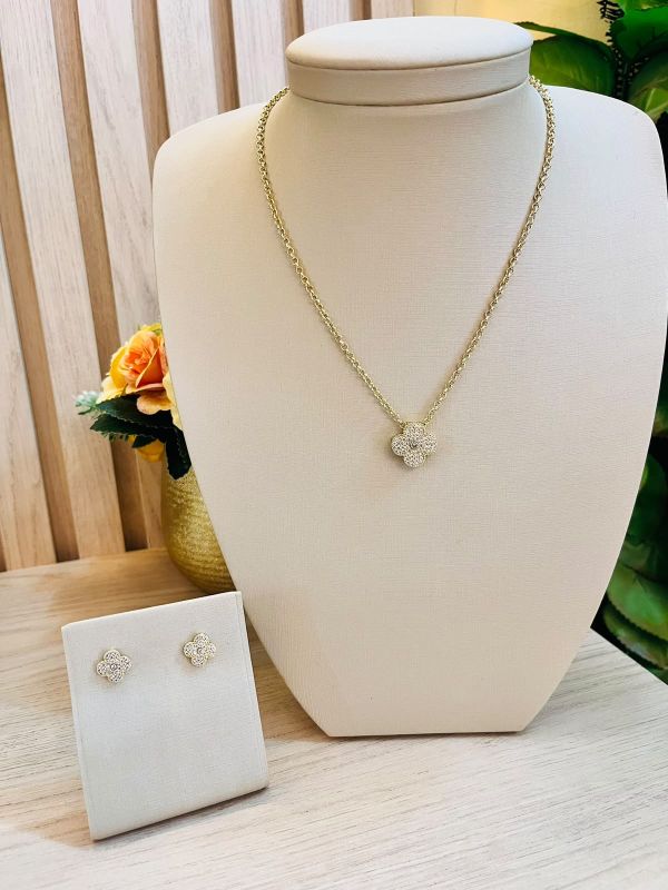 CONJUNTO FLOR CRAVEJADA