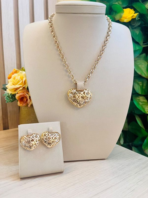 CONJUNTO CORAÇÃO ARGOLA CRAVEJADA