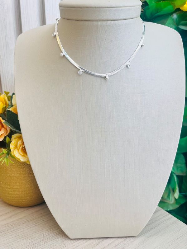 COLAR LISO COM BOLINHAS