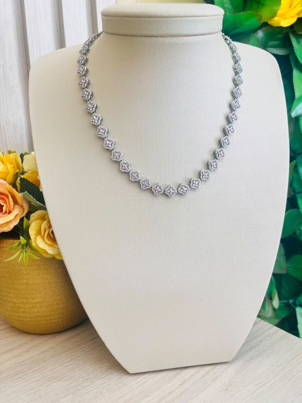 COLAR VAN CLEEF ZIRCÔNIA CRAVEJADA