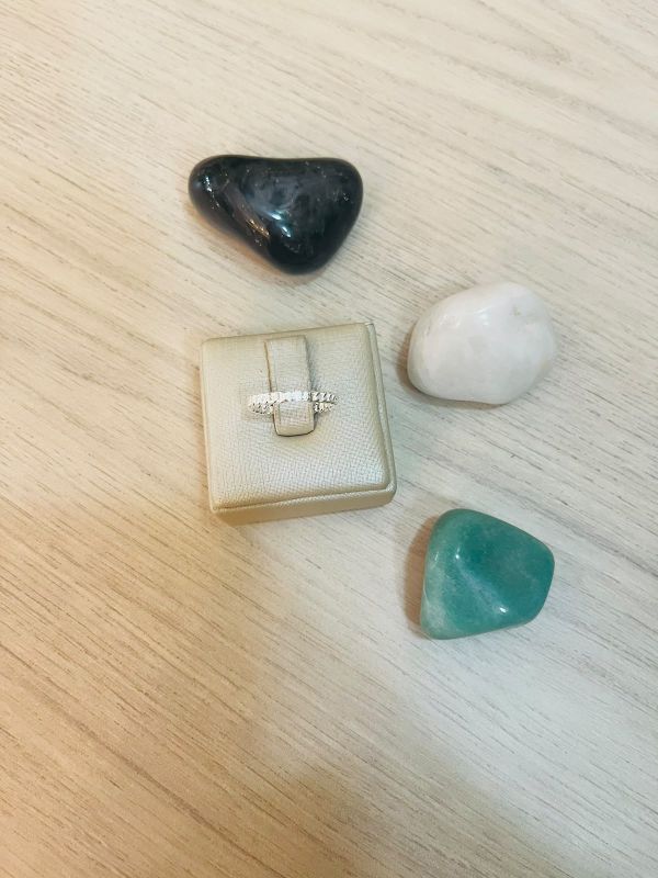 ANEL TRANÇADO TRÊS PEDRAS CRAVEJADAS