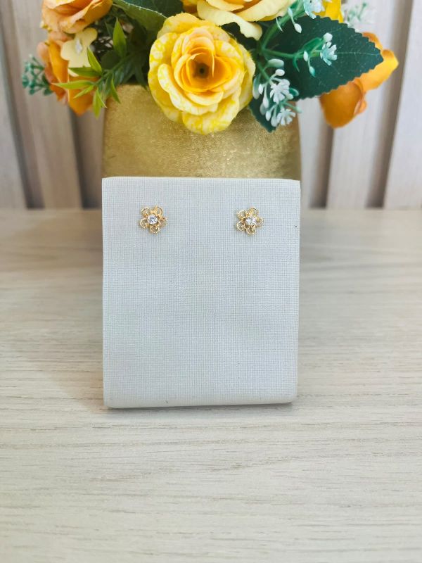 BRINCO FLOR DELICADA COM UMA PEDRA