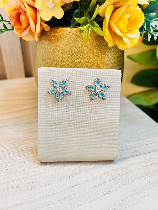BRINCO FLOR 5 PETALAS CRAVEJADA AZUL