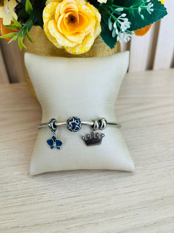 BRACELETE AÇO COM PINGENTES