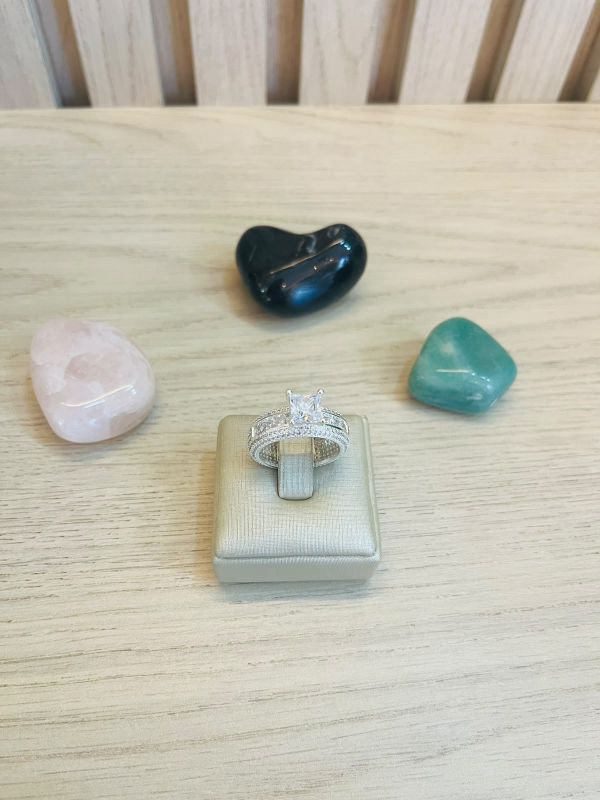 ANEL CRAVEJADO COM PEDRA QUADRADA
