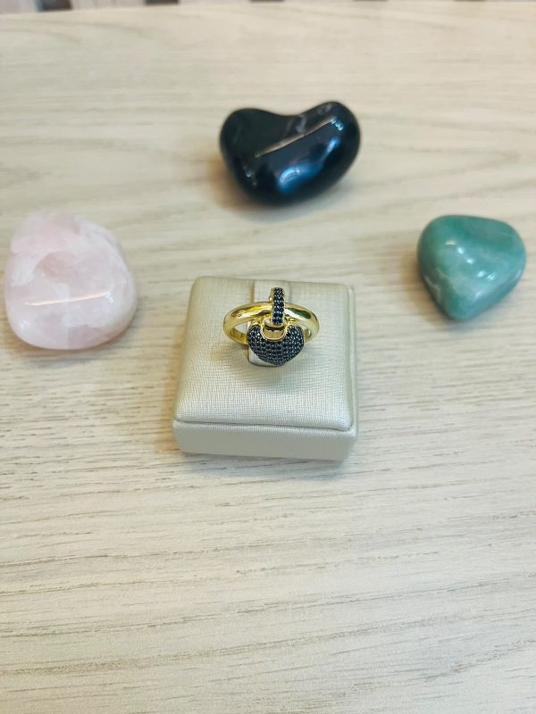 ANEL COM CORAÇÃO CRAVEJADO PRETO