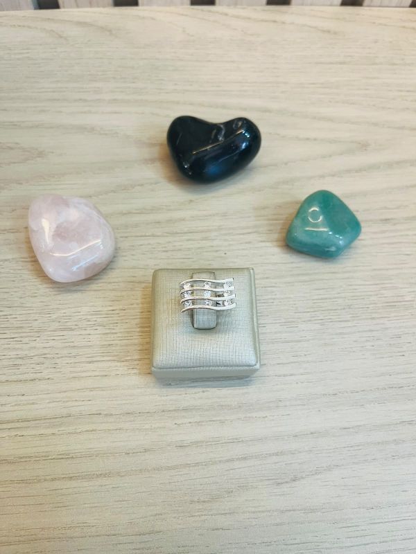 ANEL DETALHES VAZADOS COM ZIRCÔNIA