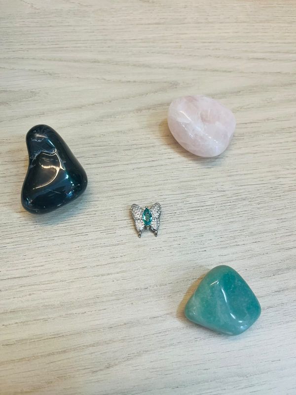 CHARME BORBOLETA CRAVEJADA COM ZIRCONIA VERDE