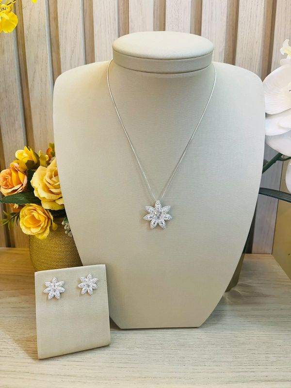 CONJUNTO FLOR CRAVEJADA