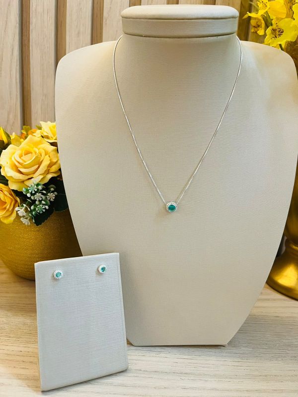 CONJUNTO REDONDO DELICADO E CRAVEJADO VERDE