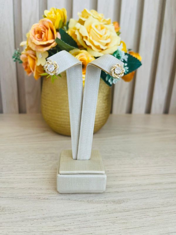 BRINCO FLOR CRAVEJADA COM ZIRCÔNIA