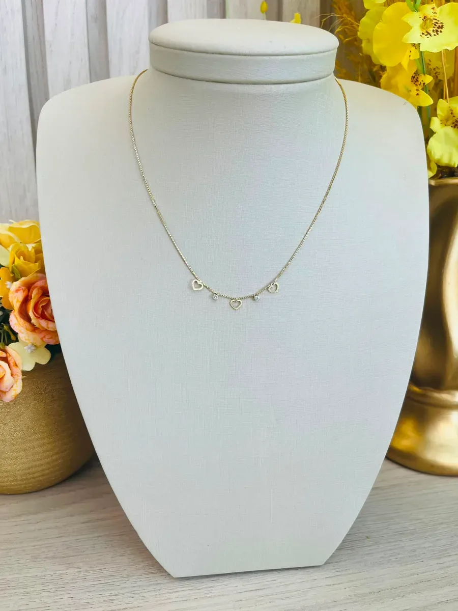 COLAR COM CORAÇÕES VAZADOS E DUAS ZIRCONIA