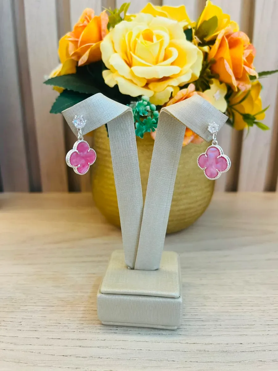 BRINCO VAN CLEEF COM PINO E ZIRCÔNIA