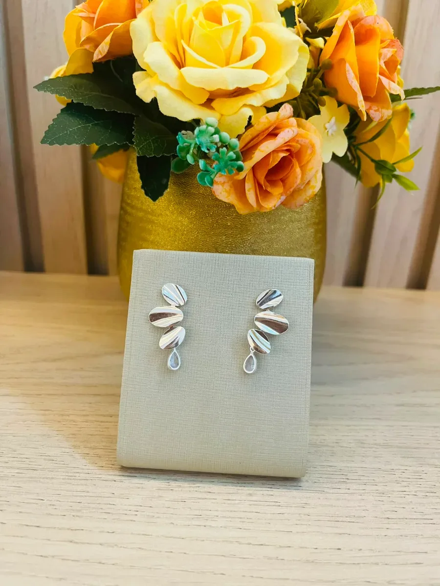 BRINCO TRÊS FOLHAS COM GOTA