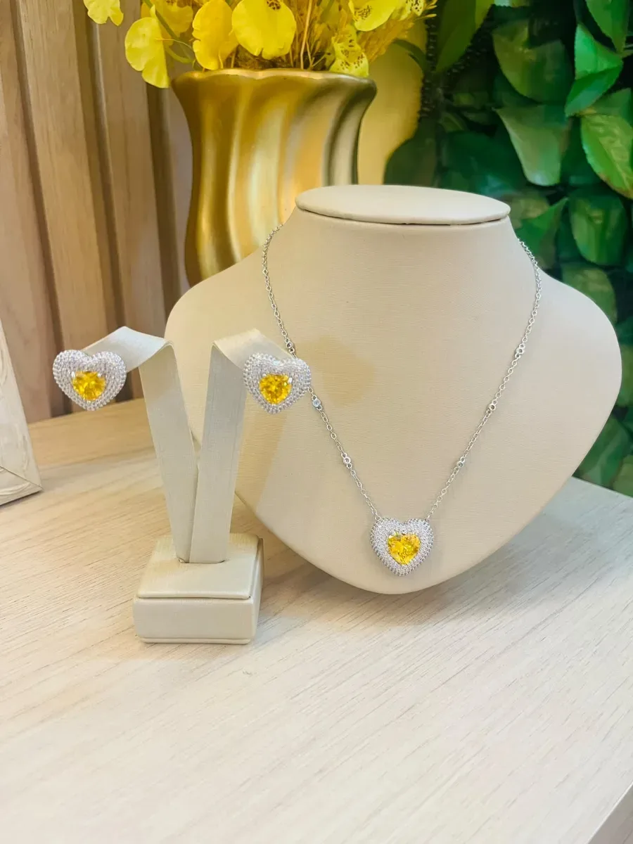 CONJUNTO DE CORAÇÃO PEDRA CITRINO E CRAVEJADO